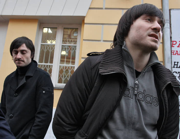 27 августа 2007 года генпрокурор Юрий Чайка объявил об аресте 10 подозреваемых. Обвинения в итоге предъявили уроженцам Чечни братьям Ибрагиму (на фото слева) и Джабраилу (справа) Махмудовым. По версии следствия, они помогали убийце. Еще одним задержанным стал экс-сотрудник столичного УБОПа Сергей Хаджикурбанов