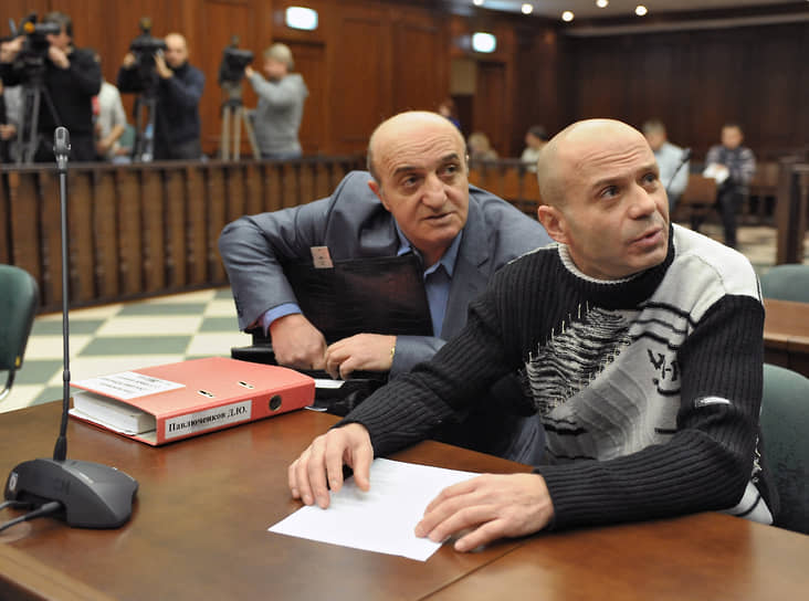 В августе 2011 года по подозрению в организации убийства был задержан и арестован бывший сотрудник ГУВД Москвы Дмитрий Павлюченков (справа). Он заключил сделку со следствием и назвал одним из заказчиков убийства бизнесмена Бориса Березовского. 14 декабря 2012 года Мосгорсуд приговорил Павлюченкова к 11 годам