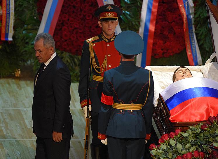Министр обороны Сергей Шойгу (слева) 