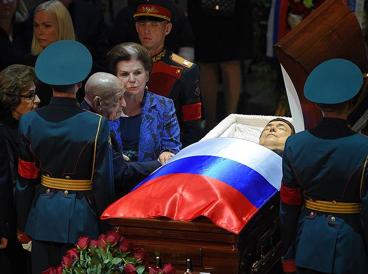 Космонавт Алексей Леонов и космонавт, депутат Госдумы Валентина Терешкова у гроба артиста 