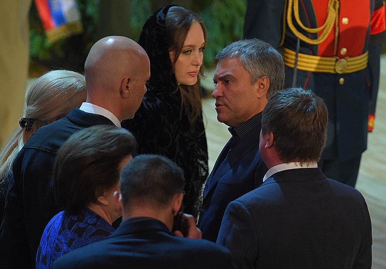 Сын Иосифа Кобзона Андрей Кобзон (слева) и председатель Госдумы РФ Вячеслав Володин (второй справа) 