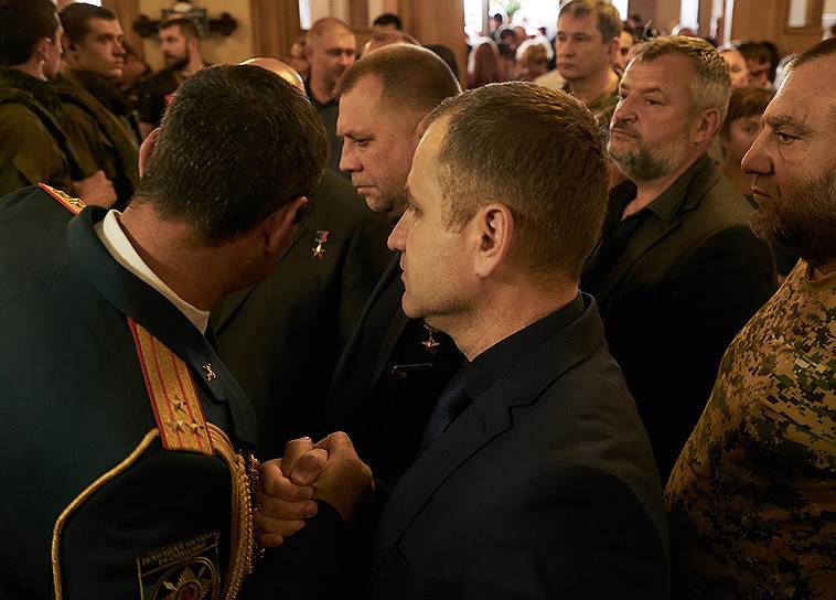 Бывший премьер-министр ДНР Александр Бородай (в центре) 