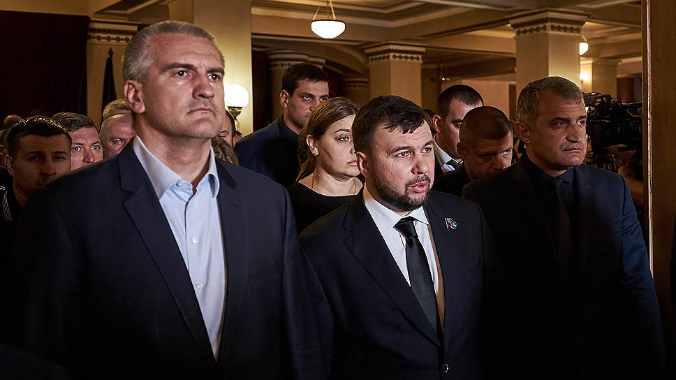 Слева направо: глава Республики Крым Сергей Аксенов, председатель Народного совета ДНР Денис Пушилин и глава Южной Осетии Анатолий Бибилов во время церемонии 
