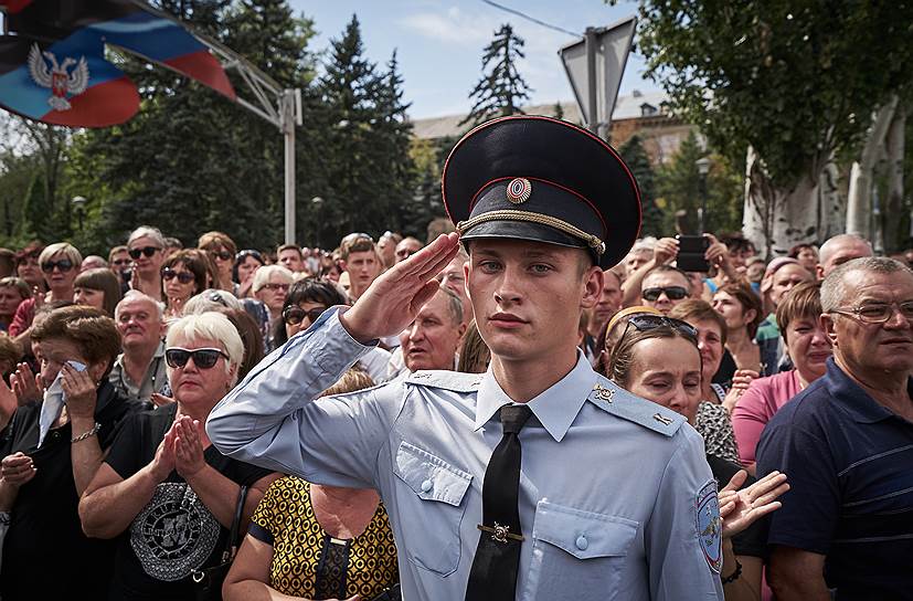 Александр Захарченко погиб 31 августа в центре Донецка в результате взрыва в кафе «Сепар». Также погиб его телохранитель. Ранения получили несколько человек, в том числе министр по налогам и сборам ДНР. Силовые органы ДНР уже задержали подозреваемых — по их словам, это украинские диверсанты 
