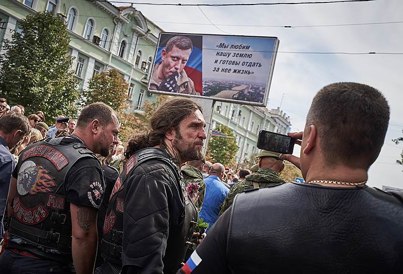 Лидер мотоклуба «Ночные волки» Александр Залдостанов (в центре) 
