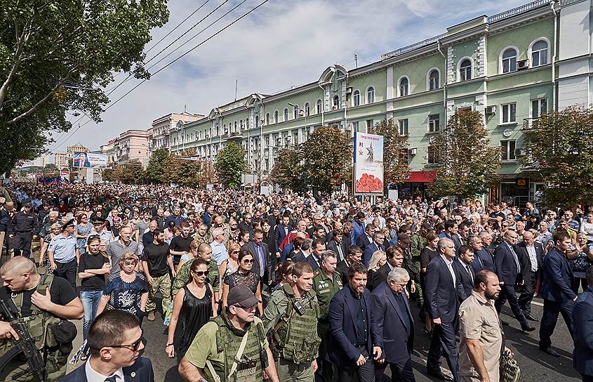 После завершения церемонии прощания состоялось траурное шествие по улице Артема 