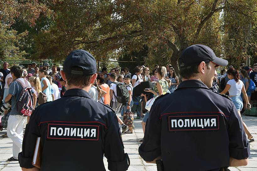 Школы во время погрузки в автобусы детей охраняли сотрудники полиции. Также колонны со школьниками до здравниц сопровождали машины ДПС