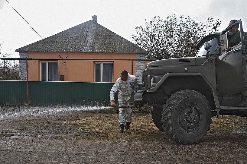 Сотрудники МЧС обрабатывают улицы Перекопа раствором воды и соды. Он должен смыть остатки маслянистой жидкости, которая покрыла дороги, дома и заборы