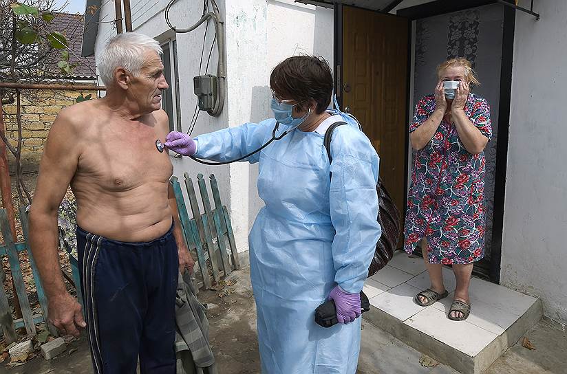 Александр Иванович впервые за две недели вышел из дома. Осмотревшие его врачи следов химического отравления не обнаружили