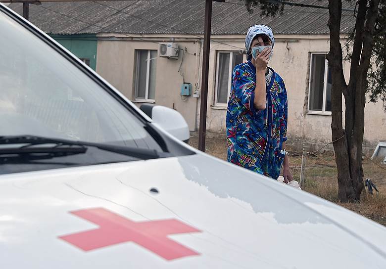 Многие перекопцы воспользовались приездом медиков, чтобы рассказать им о своих хронических болезнях. Несколько десятков человек сдали кровь на анализ, а министра здравоохранения Крыма Александра Голенко попросили направить в село мобильный флюорограф