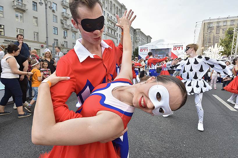 Танцы во время празднования Дня города 
