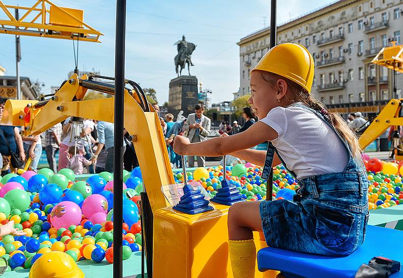 Юные участники праздничных мероприятий на Тверской улице в Москве 