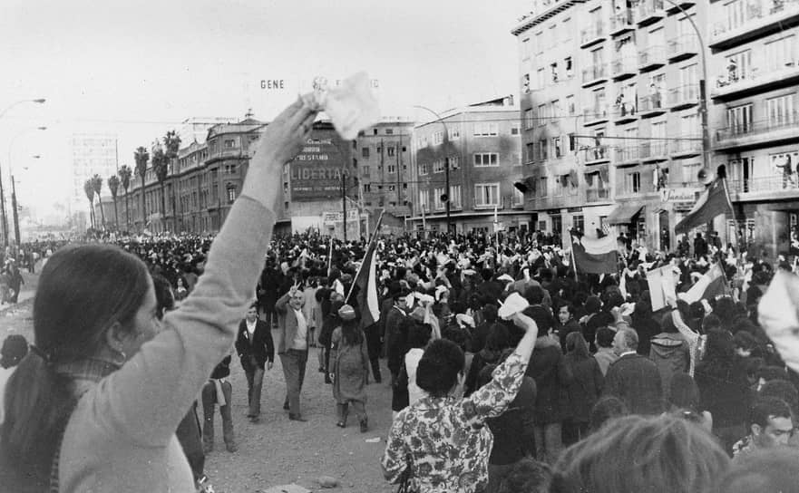 Экономическая политика Cальвадора Альенде вызывала массовые недовольства. После национализации медных рудников и других природные ресурсов против Альенде готовы были выступать не только предприниматели, но и парламент. В это же время цены на медь обвалились на мировом рынке, что привело к девальвации доллара, от курса которого зависела экспортная экономика Чили. В ноябре 1972 года в Чили был объявлен дефолт  
