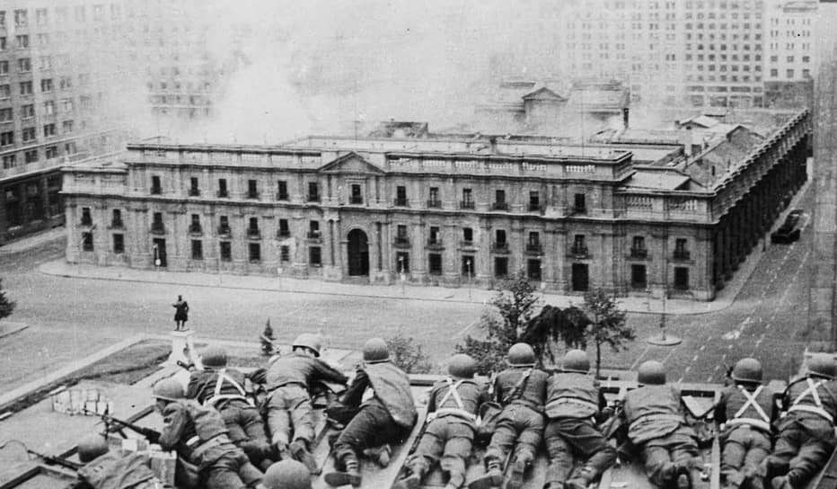 Из выступления Сальвадора Альенде на радио 11 сентября 1973 года: «Я верю в Чили и в судьбу нашей страны. Другие чилийцы переживут этот мрачный и горький час, когда к власти рвется предательство. Знайте же, что не далек, близок тот день, когда вновь откроется широкая дорога, по которой пойдет достойный человек, чтобы строить лучшее общество»  