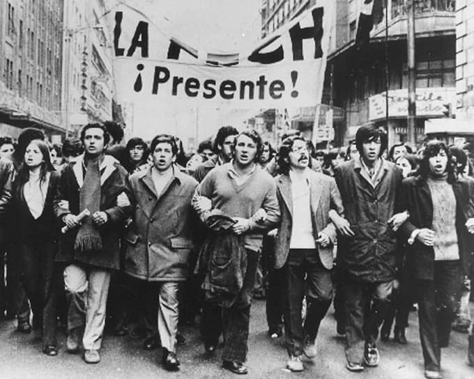 Летом 1973 года развернулось противостояние между сторонниками и противниками Альенде. Правые силы при поддержке США начали подготовку к перевороту. Вскоре выяснилось, что у группы генералов есть вождь —  генерал Аугусто Пиночет Угарте, назначенный незадолго до переворота на должность командующего гарнизоном в Сантьяго 