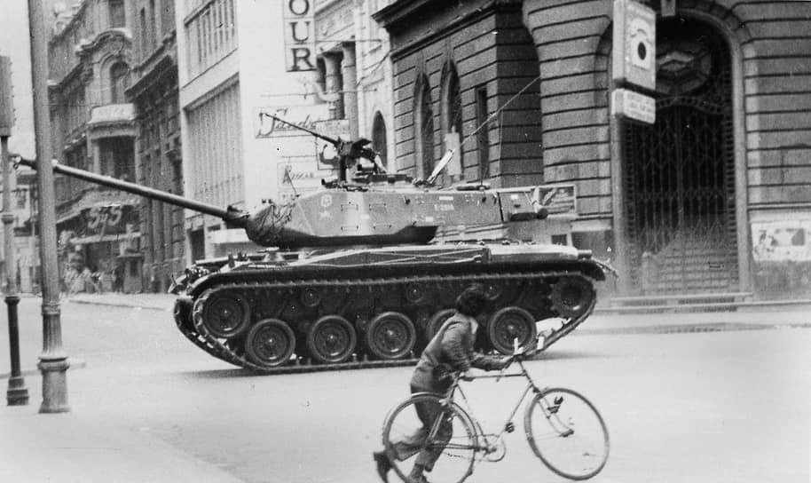 В ночь на 11 сентября 1973 года начался военный переворот. Паролем к нему стала фраза «В Сантьяго идет дождь», переданная на военных радиочастотах. Корабли ВМС Чили, участвовавшие в совместных с США маневрах, обстреляли порт и город Вальпараисо, высадили десант и захватили город. Те моряки, которые отказались поддерживать мятеж, были расстреляны, а их трупы сброшены в море. Ранним утром мятежники начали захват столицы Чили. Были захвачены телецентр, ряд стратегических объектов. По радио было передано сообщение о начале военного переворота и создании хунты во главе с генералом Аугусто Пиночетом и адмиралом Хосе Мерино  