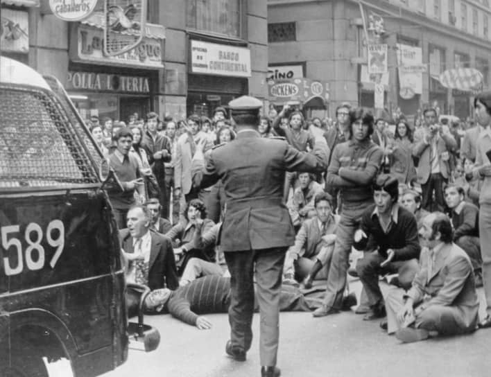 В результате реформ в октябре 1972 года страну охватила национальная забастовка, инициатором которой выступила Конфедерация владельцев грузовиков, выступавшая против национализации. Сальвадор Альенде ввел чрезвычайное положение и отдал приказ конфисковать неработающие грузовики  