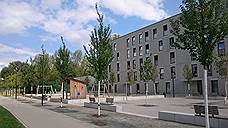 Между двумя корпусами общежитий для беженцев – двор, закрытый от жителей района