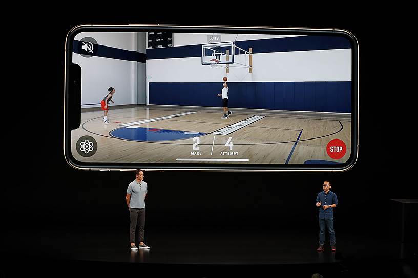 Новые модели iPhone устроены таким образом, чтобы в игры было удобно играть одной рукой. Второй, например, можно будет держаться за поручни в метро или катить тележку в супермаркете 