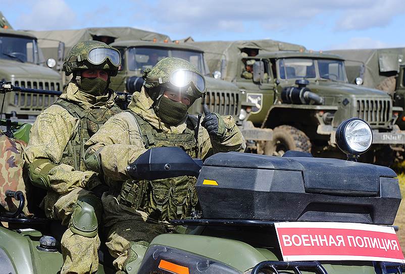 По замыслу учений были созданы две противоборствующие группировки, одну из которых составили подразделения Центрального военного округа и Северного флота 