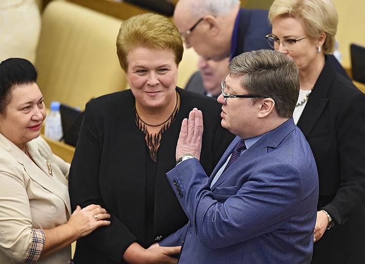 Слева направо: член комитета Госдумы по контролю и регламенту Раиса Кармазина, первый зампред комитета по вопросам семьи, женщин и детей Ольга Окунева и член комитета по бюджету и налогам Андрей Исаев перед началом заседания