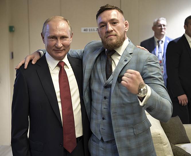 «Я обожаю Путина, он крутой мужик. Я знаю, что русские сильные люди, они чуют подвох за милю. Путин тоже это чует, поэтому он управляет своей страной. Еще я знаю, что он большой поклонник ММА и единоборств, поэтому Россия — одна из ведущих стран в мире, если не ведущая» На фото: Конор Макгрегор и Владимир Путин во время финального матча чемпионата мира по футболу 2018 года в Москве