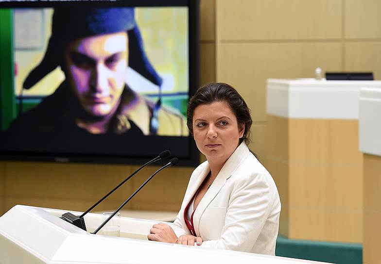 На следующий день после призыва президента лица, назвавшие себя Бошировым и Петровым, дали ей видеоинтервью. По словам журналистки, они сами вышли на связь с ней