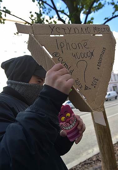 Места в очереди продаются на сайтах объявлений. Те, кто стоит в очереди, публикуют свои фотографии с Тверской и называют цену за место в очереди. На Avito.ru можно найти предложения по 1,5 млн руб. за место, но ребята с Тверской такие объявления называют фейками