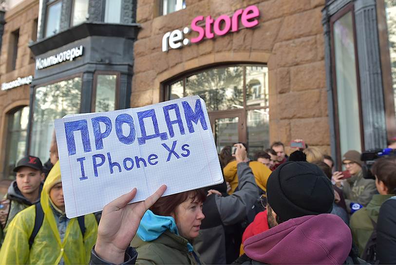 Очередь за новинками компании Apple начали занимать с воскресенья, 23 сентября,— за шесть дней до старта продаж. Занявшая первые шесть мест компания ребят составила свод правил, по которым живет очередь. Между собой эти правила они называют заповедями