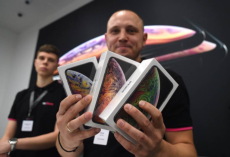 Продажи начались также на официальном русскоязычном сайте Apple, в розничных сетях «Эльдорадо», «М.Видео», «Евросеть», «Связной», МТС, «Вымпелком», «Мегафон» На фото: продавцы с упаковками новых iPhone в салоне магазина