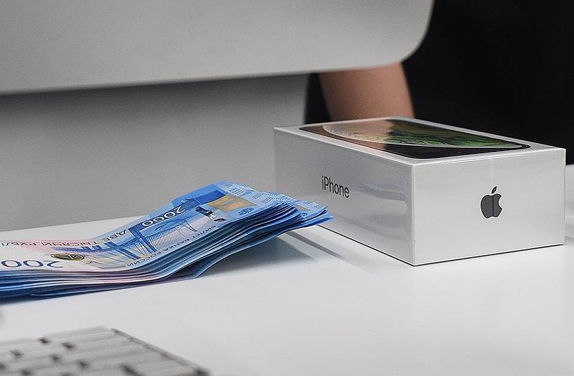 iPhone Xr считается бюджетной моделью — она обойдется в 64 тыс. 990 руб. Стоимость iPhone Xs и iPhone Xs Max начинается от 87 тыс. 990 руб. и 97 тыс. 990 руб. соответственно