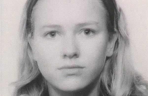 Наоми Эллен Уоттс родилась 28 сентября 1968 года в Шорхэме (Великобритания). Ее мать играла в любительском театре, а отец был звукорежиссером группы Pink Floyd. После его смерти вместе с матерью и старшим братом семилетняя Наоми переехала в Австралию