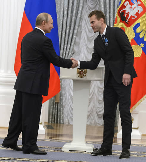 По итогам чемпионата мира 2018 года, прошедшего в России, Акинфеев был награжден орденом Почета. Голкипер ЦСКА входит в топ-50 лучших вратарей мира по версии Международной федерации футбольной истории и статистики (IFFHS). Является автором книги «Сто пенальти от читателей» На фото: президент России Владимир Путин (слева), голкипер Игорь Акинфеев