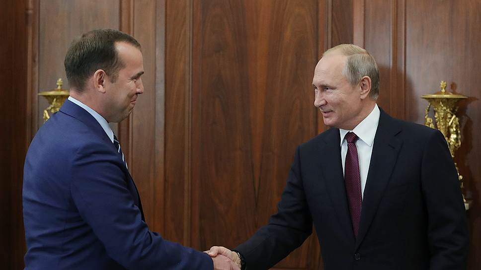 Президент России Владимир Путин (справа) и врио губернатора Курганской области Вадим Шумков  