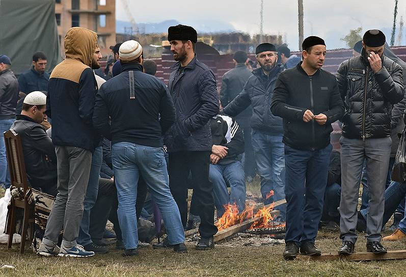 Протестующие заявили, что не разойдутся, пока не будет отменено соглашение о разграничении границы с Чечней, глава Ингушетии Юнус-Бек Евкуров не уйдет в отставку