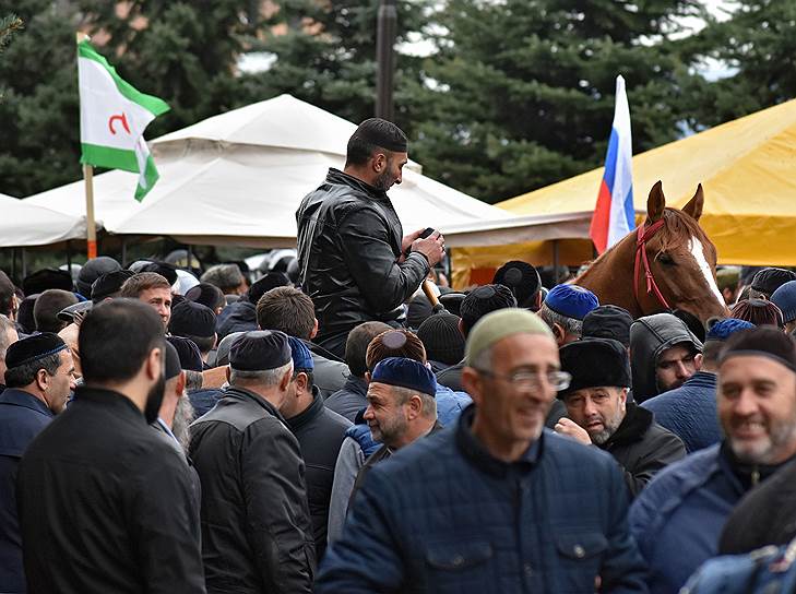 В стихийном митинге участвуют старейшины, местные религиозные лидеры, общественники и простые жители республики