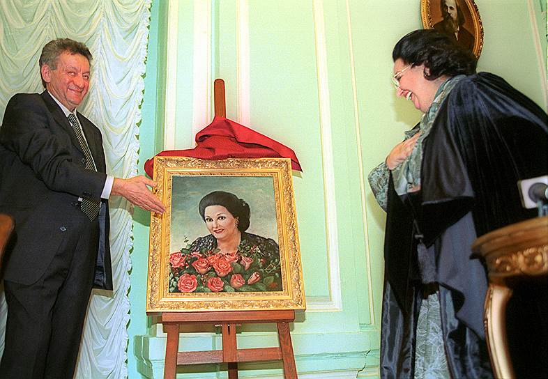 Впервые в Советском Союзе Монтсеррат Кабалье побывала в 1959 году, вместе с матерью она приехала найти своего дядю, который бежал из Испании во время Гражданской войны. В 1974 году певица посетила Москву с гастролями, в столице она спела партию Нормы из одноименной оперы Беллини. В 2000 году Кабалье приняла участие в благотворительном концерте в Москве «Звезды мира — детям», средства от которого пошли на помощь одаренным детям-инвалидам. В июне этого года в Москве состоялся концерт певицы в рамках турне, приуроченного к ее 85-летию На фото: Монтсеррат Кабалье у своего портрета на церемонии вручения ей диплома почетного доктора РХТУ имени Менделеева
