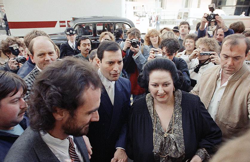Поклонником оперной дивы был солист группы Queen Фредди Меркьюри, с которым певица в 1988 году записала альбом «Барселона». Одноименный сингл из альбома имел большой успех в мире и дважды возглавлял чарты в Великобритании. Кабалье так вспоминала свой дуэт с Меркьюри: «У него были очень выдвинутые вперед зубы. Каждый раз, когда он пел, казалось, что он сейчас себя укусит. Он был отличным музыкантом, поэтому нам было легко работать. У него была отличная техника пения. Немного даже оперная. И у него был баритон» На фото: Фредди Меркьюри (в центре) и Монтсеррат Кабалье прибывают для выступления в Royal Albert Hall в Лондоне 10 октября 1988 года