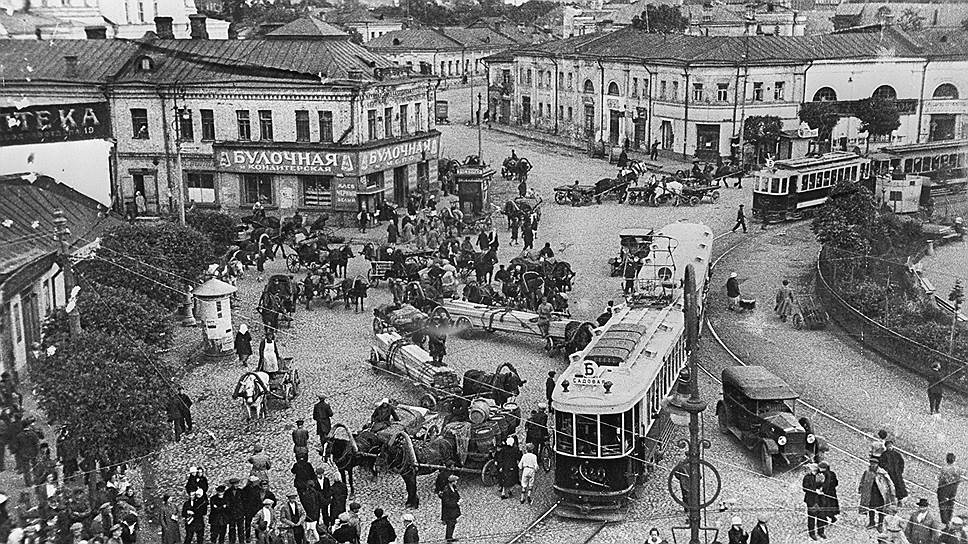 В Москве конца 1920-х годов типичной картиной стало столпотворение автомобилей, трамваев и извозчиков, пассажиры которых в 30-е годы дружно пересели на метро