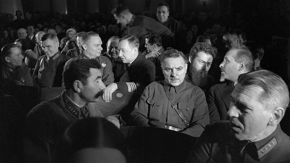 «Наркомвоенмору (К. Е. Ворошилов — на фото в центре) выделить IV Управление из системы Штаба РККА с непосредственным подчинением наркому»