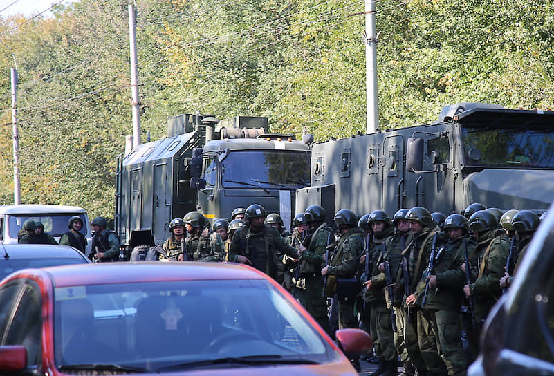 Скорая помощь начала эвакуировать раненых в 12:00, взрывное устройство сдетонировало за 15 минут этого. Для доставки пострадавших в больницы из-за нехватки машин пришлось даже использовать рейсовые автобусы 