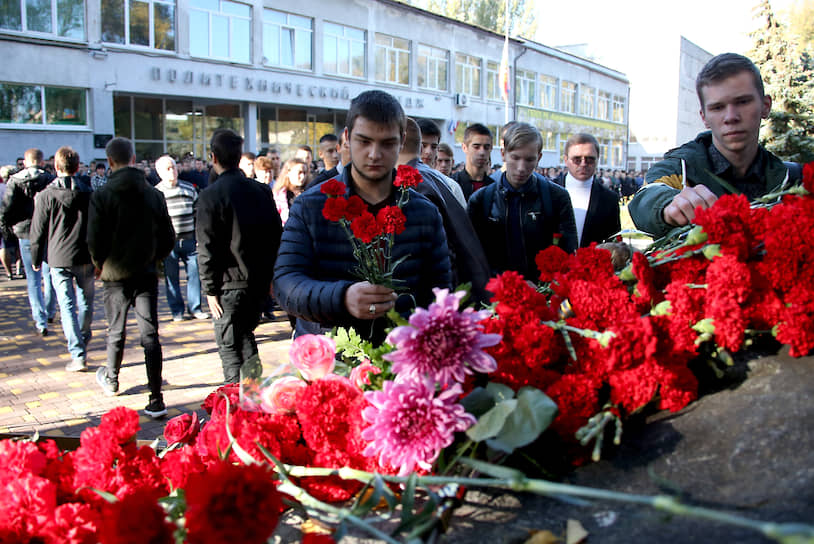 Траурные мероприятия прошли в Керченском политехническом колледже в день годовщины массового убийства 