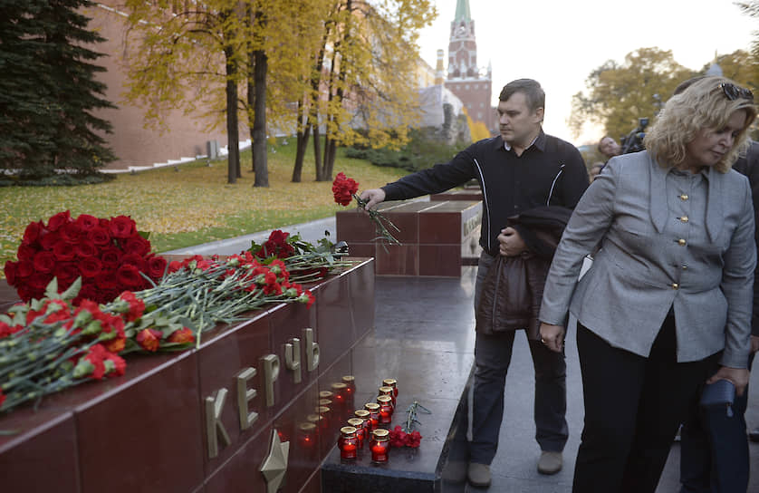 В тот же день в Москве возлагали цветы и свечи к стеле города-героя Керчь в Александровском саду в память о жертвах взрыва в Керченском колледже 