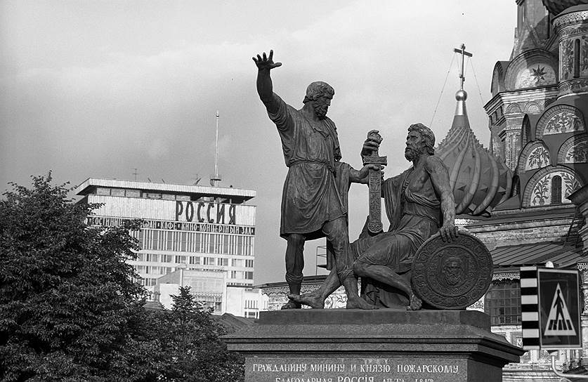 «Ты какой-то странный сегодня, Минин,— говорит Пожарский,— как будто много выпил сегодня».— «Да и ты тоже странный, Пожарский, идешь и на ходу спишь».— «Скажи мне по совести, Минин, сколько ты сегодня выпил?» 