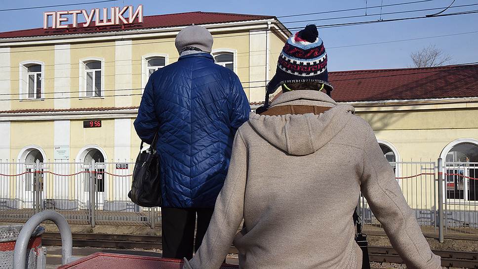 Тот самый вокзальный перрон, на котором в ту самую пятницу Венечку так и не дождалась белобрысая дьяволица с косой от затылка до попы 