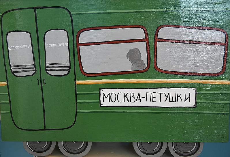«Что же вы думаете? Я выпил сто пятьдесят и усидел дома? Ха-ха. Я с этого дня пил по тысяче пятьсот каждый день, чтобы усидеть дома, и все-таки не усидел. Потому что на шестой день размок уже настолько, что исчезла грань между рассудком и сердцем, и оба в голос мне затвердили: “Поезжай, поезжай в Петушки! В Петушках — твое спасение и радость твоя, поезжай”» 