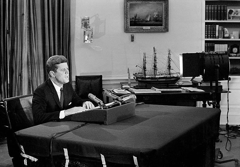 1962 год. «Карибский кризис». Проблемы экономических реформ. Политические конфликты в элите, в 1964 году завершившиеся отставкой Никиты Хрущева  Песни Галича широко распространяются в среде интеллигенции.     И слышит Прага, слышит Сопот,  Истошный шепот: "Тру-ля-ля!"  Но пробивается сквозь шепот  Кирзовый топот патруля 