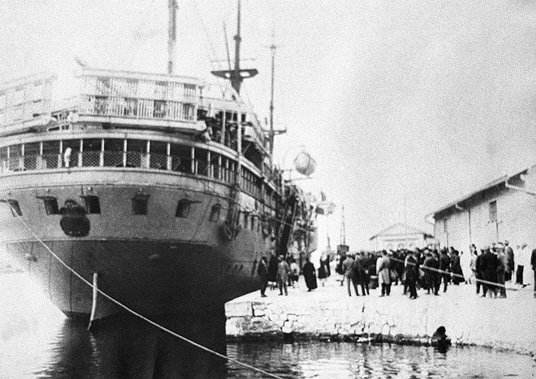1920 год. Окончание Гражданской войны в европейской части России, эмиграция интеллигенции из страны Семья Галича отказывается от эмиграции в Севастополе и остается в советской России  Ты не часто мне снишься, мой Отчий Дом,  Золотой мой, недолгий век.  Но все то, что случится со мной потом, -  Все отсюда берет разбег!   Здесь однажды очнулся я, сын земной,  И в глазах моих свет возник.  Здесь мой первый гром говорил со мной  И я понял его язык.  