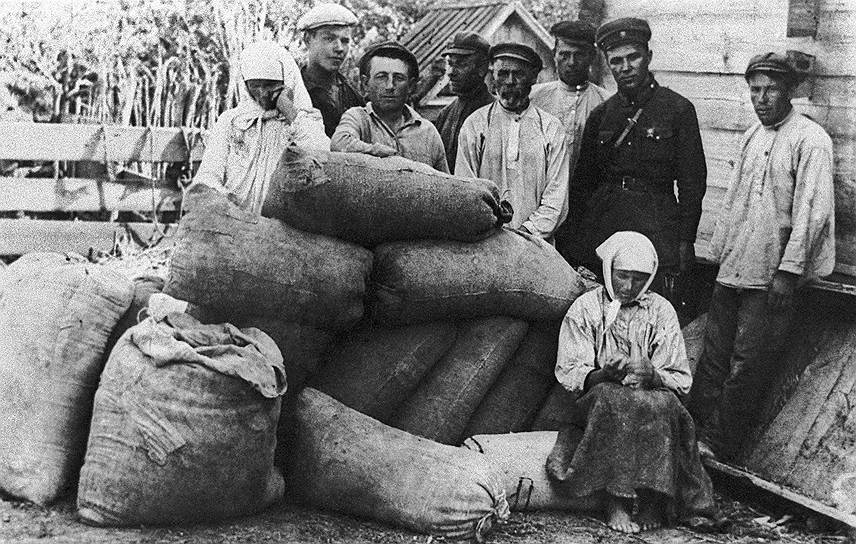 1929 год. Коллективизация, «раскулачивание», ссылки крестьянства.  Хоть всю землю шагами выстели,  Хоть расспрашивай всех и каждого,  С чем рифмуется слово ИСТИНА -  Не узнать ни поэтам, ни гражданам 
