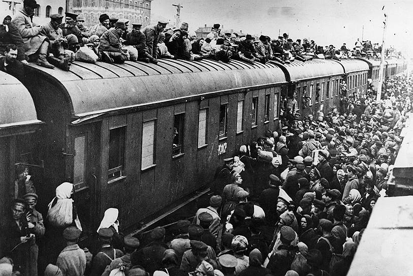 1921-1924 годы – массовая миграция жителей провинции в Москву, Киев, Одессу, Петроград. Среди «понаехавших» много евреев В 1923 году семья Гинзбургов переезжает из Севастополя в Москву, в «дом Веневитинова» в Кривоколенном переулке  Ой, не шейте вы, евреи, ливреи, Не ходить вам в камергерах, евреи! Не горюйте вы, зазря не стенайте, Не сидеть вам ни в Синоде, ни в Сенате.  А сидеть вам в Соловках да в Бутырках, И ходить вам без шнурков на ботинках, И не делать по субботам лехаим, А таскаться на допрос с вертухаем. 